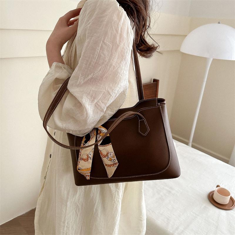 Chic Large Capacity Women's Tote Bag Trendy Design With Stylish Zipper Closure