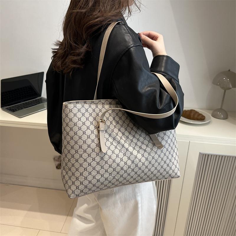 Winter new trendy leisure commuting simple fashion large capacity large capacity portable shoulder tote bag women