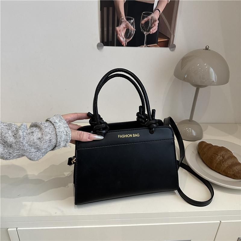 

Autumn and winter new splicing fashionable small square bag female personality versatile foreign style commuting to work going out messenger bag чорний