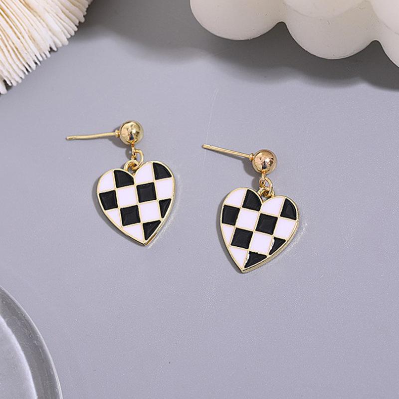 Checkerboard Heart Shaped Dangle Earring for Women Black and White Enamel Ear Jewelry Kids Christmas Year Gift