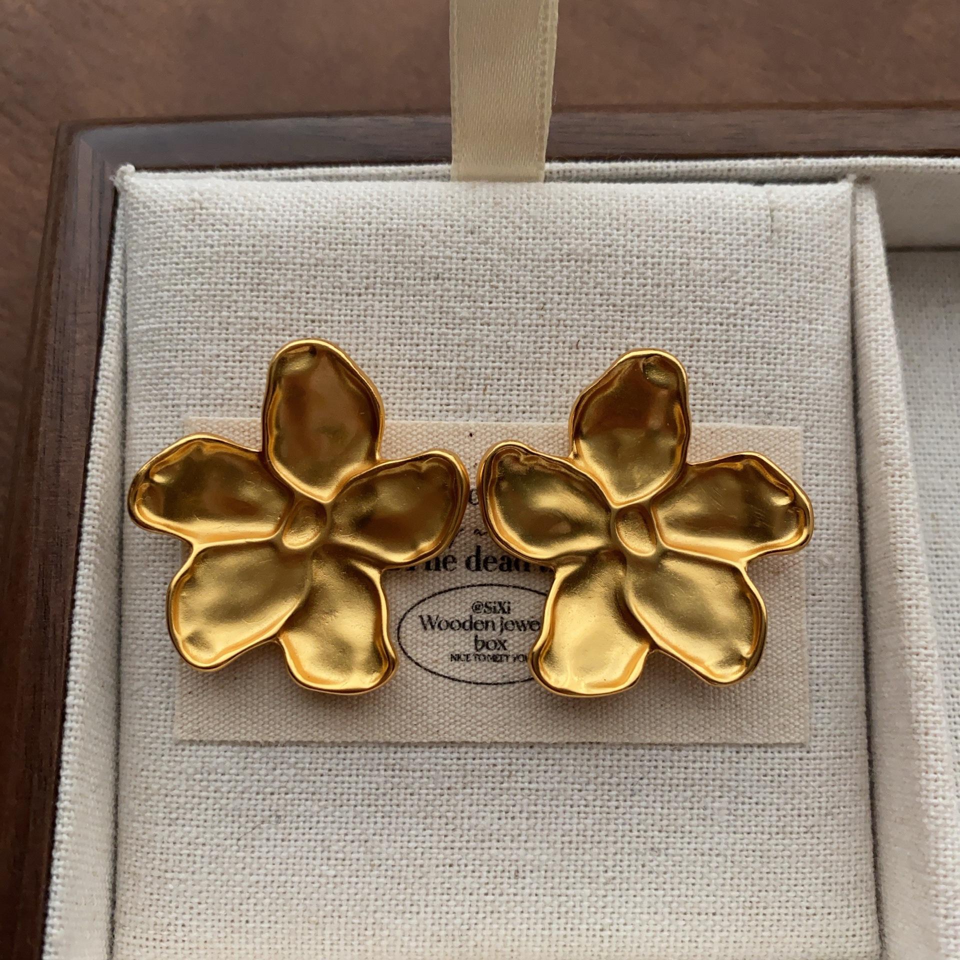 Three-dimensional five-petal flower stud earrings, simple retro temperament, unique cold wind earrings