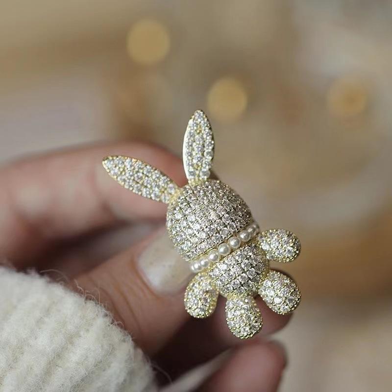 

Новогодняя легкая роскошная трехмерная брошь в виде зайчика с бриллиантами, высококачественная женская брошь с круглым жемчугом и цирконием