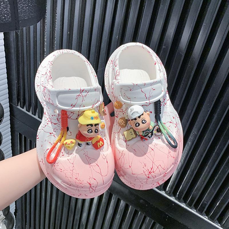 

Crayon Xiaoxin cartoon graffiti hole shoes women s fashion personality versatile casual cool slippers thick-soled non-slip sandals tide 39-40
