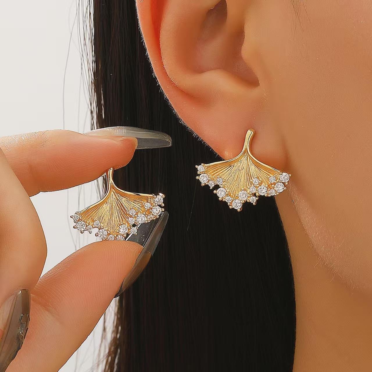 

Изысканные Модные Супер Блестящие Металлические Серьги в виде Листа Гинкго с Имитацией Бриллиантов для Женщин 1 pair золотистый