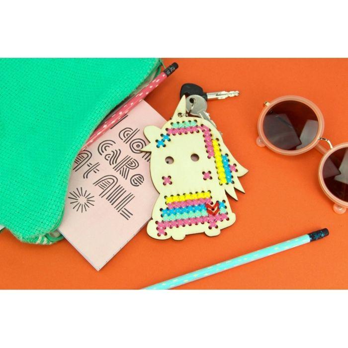 Kreuzstich-Holzschlüsselanhänger-Set für Kinder Einhorn