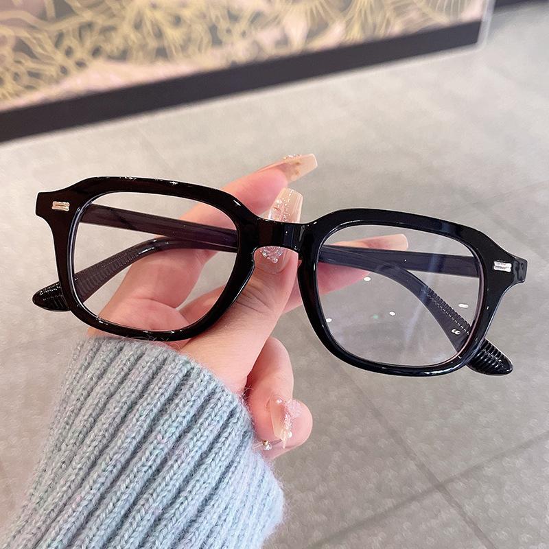 Korean Stylish Men Sunglasses Rivets Decoration Square Shape Sun Glasses for Women Holiday Travelling Sunglass for Women