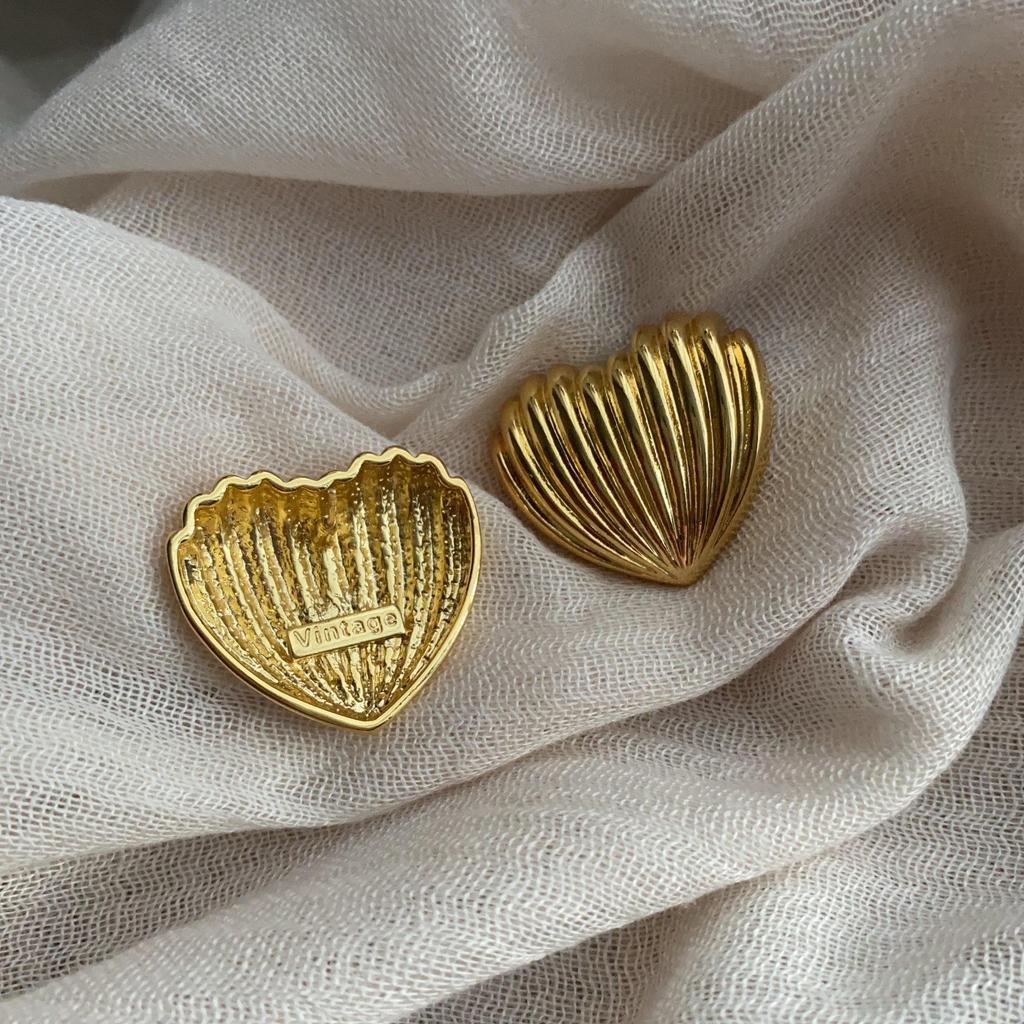 Simple Love-Shaped Earrings, Stud Earrings, Retro Personality, High-End Sense, Luxury, Gorgeous And Unique Metal Earrings.