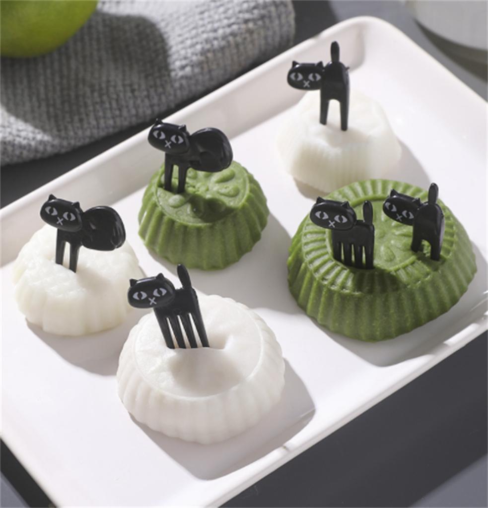 Animal Farm Fruit Fork Mini Cartoon Children Snack Cake Dessert Food Fruit Pick Toothpick Bento Lunches Party Decor Random Color