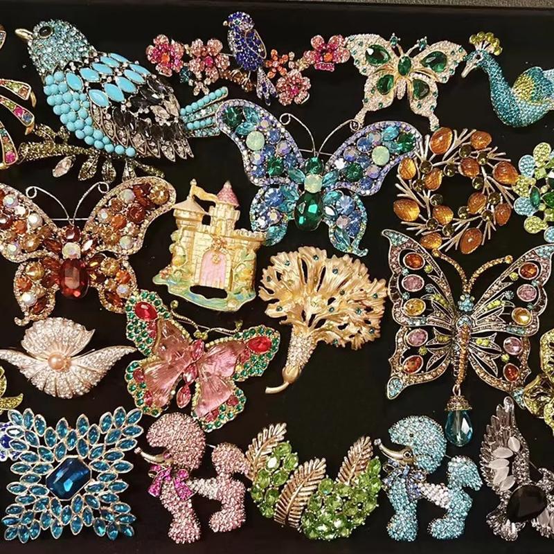 SKEDS Vintage Baroque Style Women Girls Heavy Industry Crystal Castle Tassel Brooch Badges Retro Classic Lady Suit Coat Pin Gift