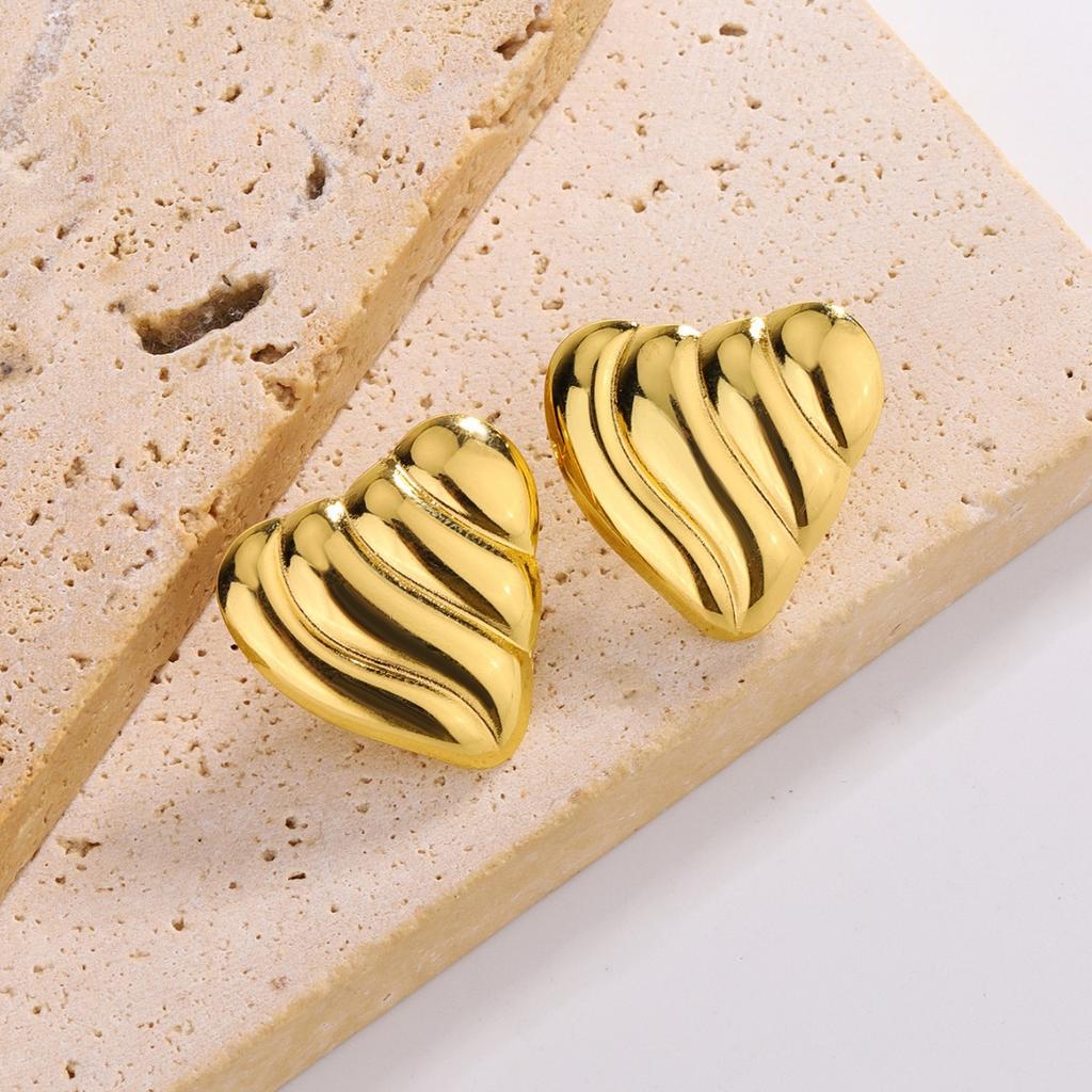 Light luxury earrings temperament niche design feeling maple leaf earrings titanium steel plated 11k gold Internet celebrity electroplated earrings