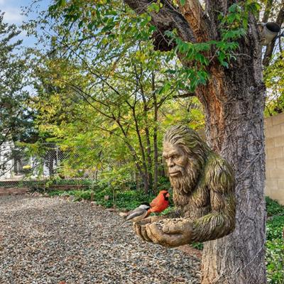 Sasquatch Vogelhäuschen Harz Sasquatch Skulptur Outdoor Futterspender Skelett Dekorative Vogelhäuschen für Baum Hinterhof Garten Kunstdekoration