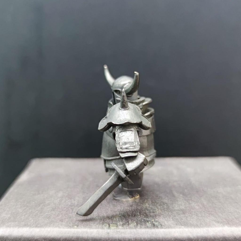 40 mm große, antike Miniaturfigur eines Schweinereiters aus Kupfer – ideal als Dekoration oder Geschenk.