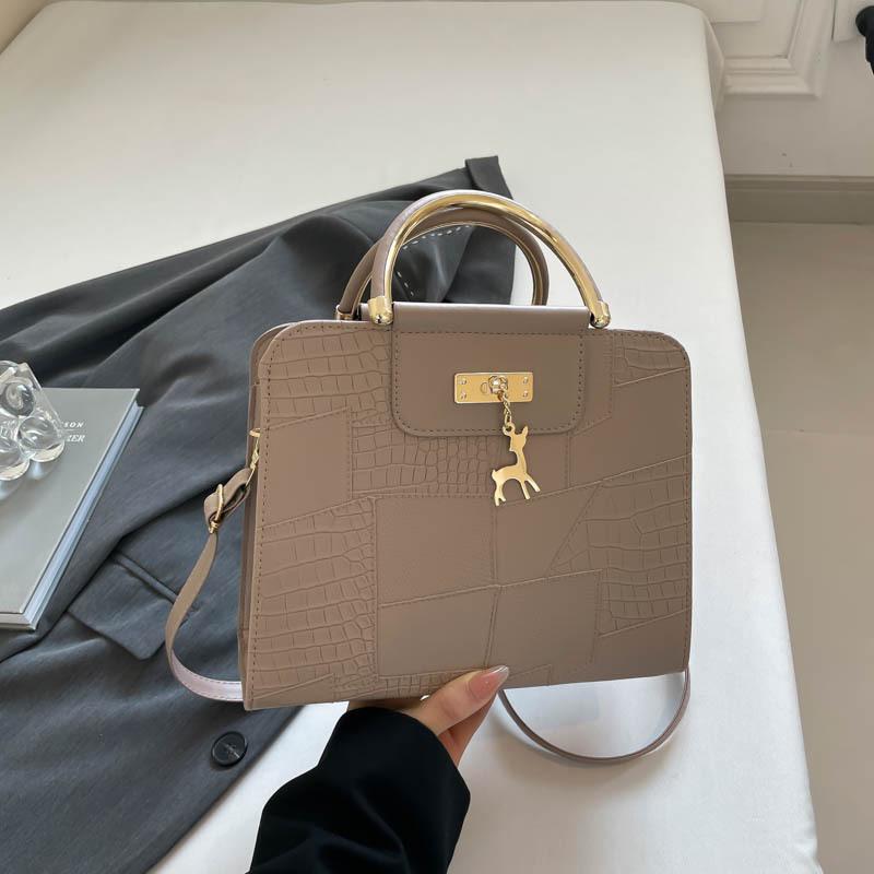 

Niche design fashionable commuter shoulder handbag women s 2025 spring and summer new high-end messenger small square bag хаки