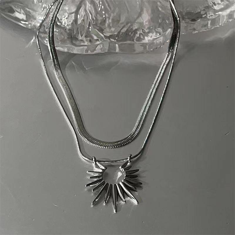 Double-layer tacked unflower nake bone necklace for men and women, new cold hip-hop tyle niche deign, high-end collarbone cha