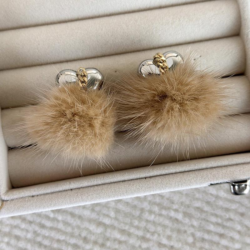 

Металевий ланцюжок. Любов, темперамент, перебільшені великі сережки-кульки з волоссям. Осінньо-зимові сережки з пухнастою норкою. кавовий