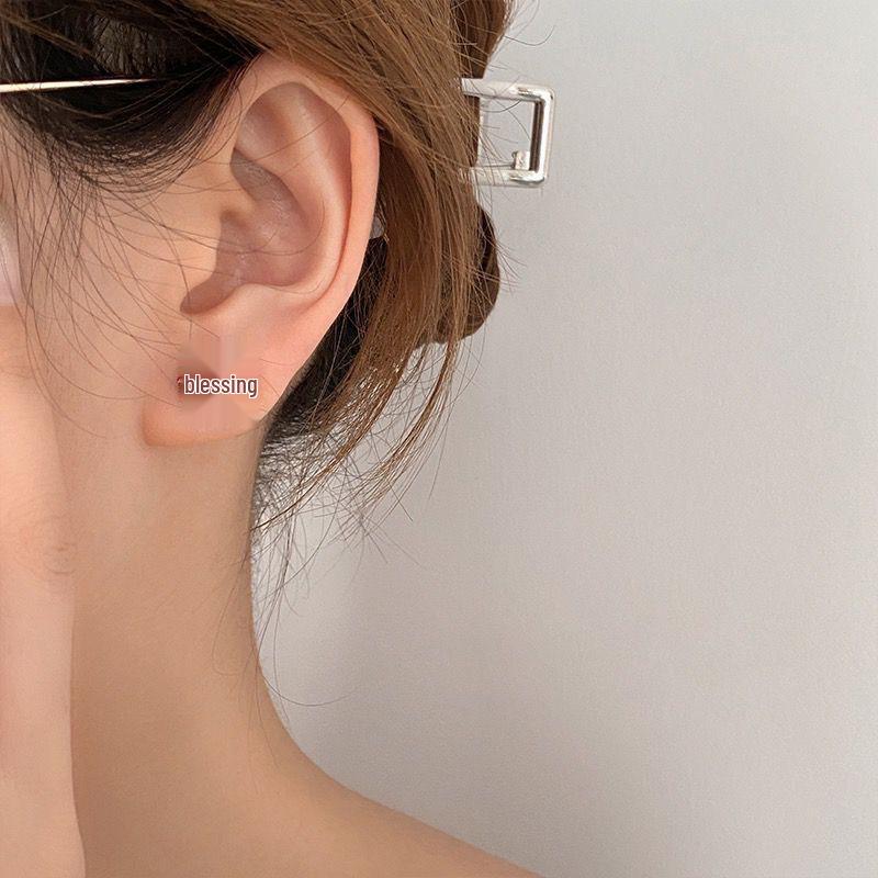 Trendy Korean Magnetic Ear Clips: Painless, Elegant No-Pierce Diamond Design for Women