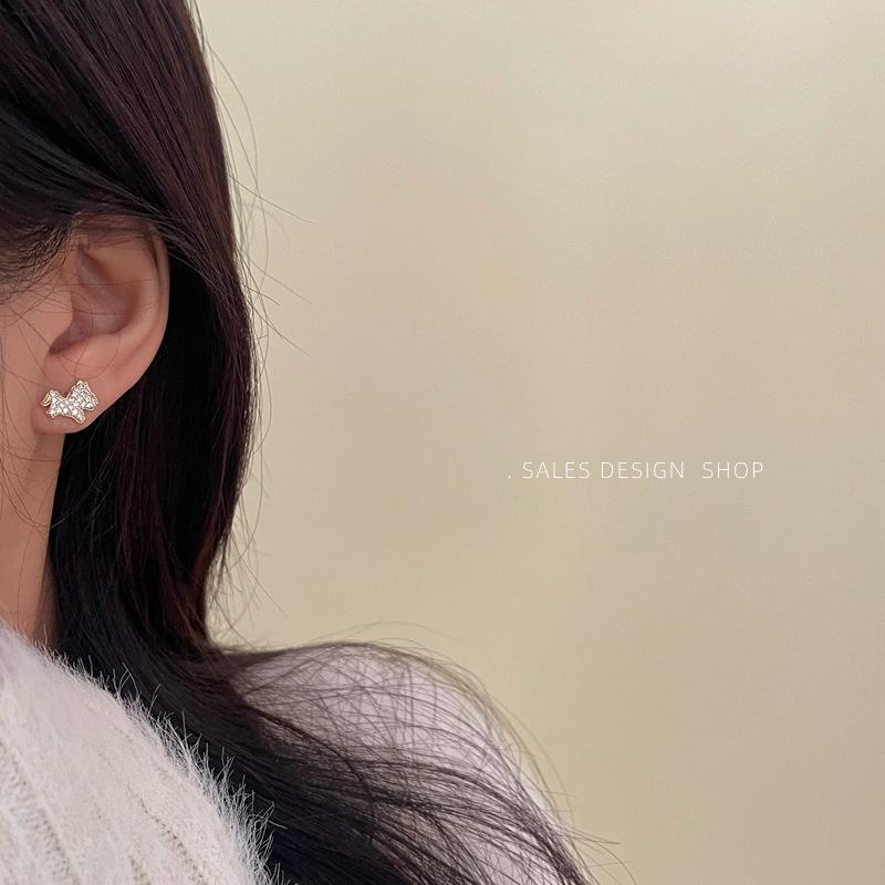 

Новогодние Серьги-Гвоздики с Фианитами в Виде Лошади из Зодиака – Роскошное, Модное и Универсальное Украшение для Ушей.