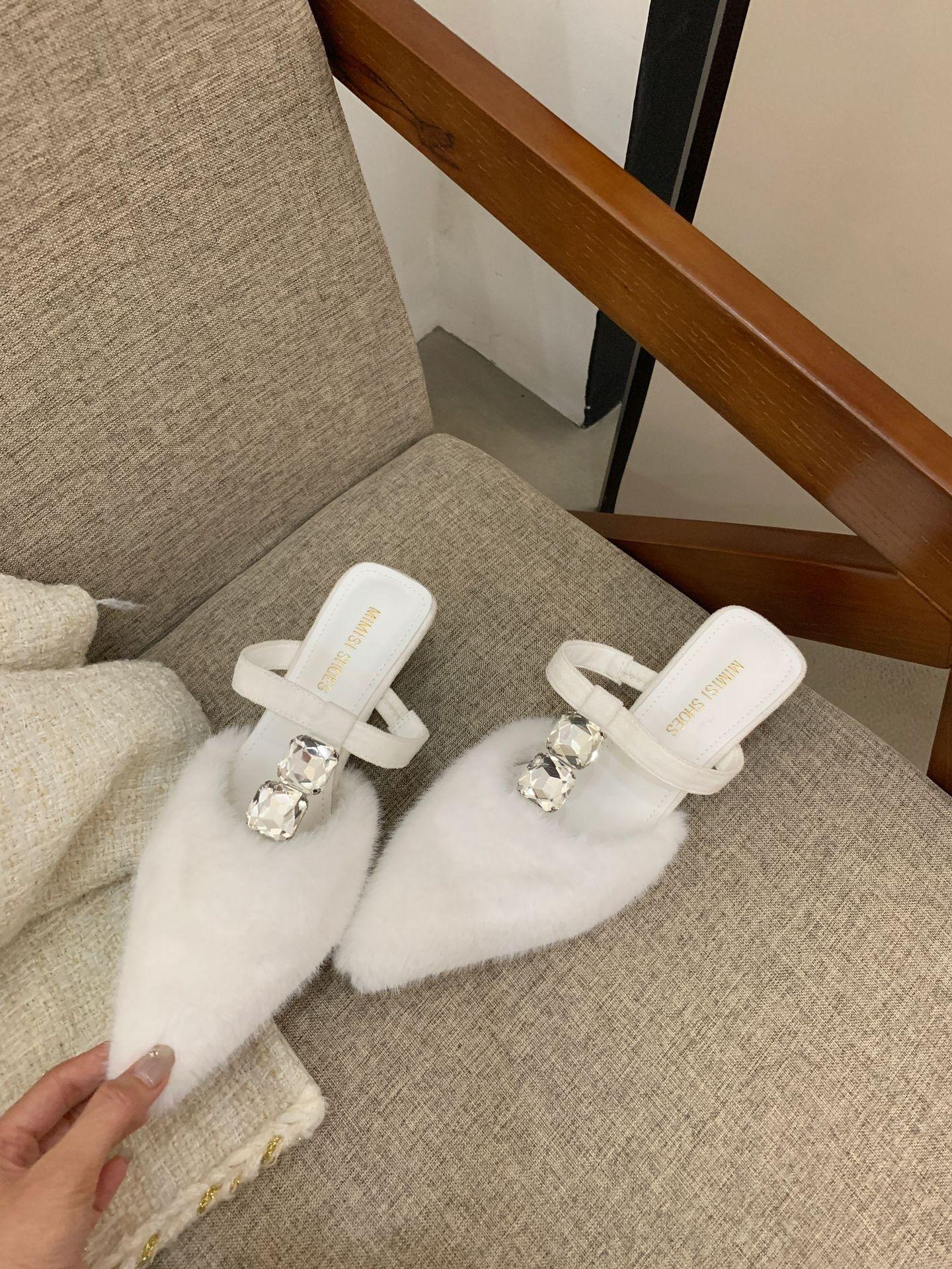 

2025 fluffy high-heeled slippers women s rhinestone public design sense lamb wool French wedge heel plush bag head half slippers 39 белый