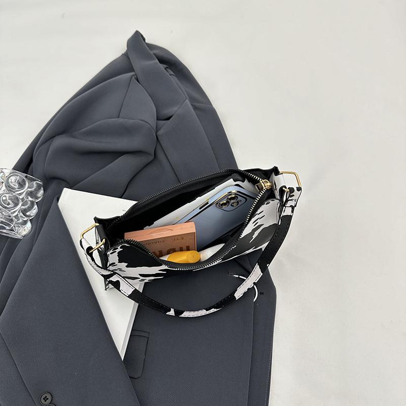 Women's Underarm Bags Autumn and Wibnter Trendy Shoulder Bag Cute Simple Handbags and Purses Female Travel Small Totes