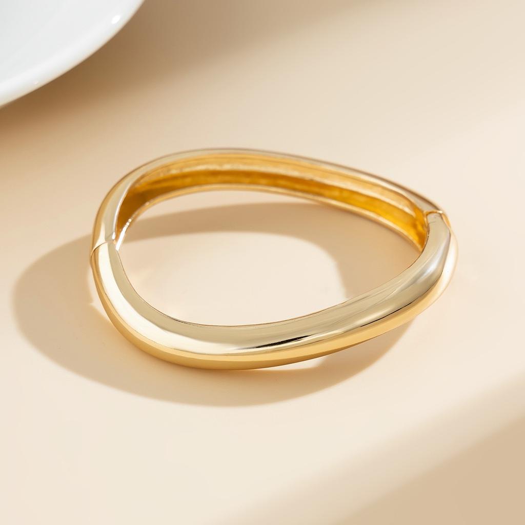 Design Sense Fashion Trend Metal Smooth Surface, Water Drop Hug Bracelet Spring Bracelet