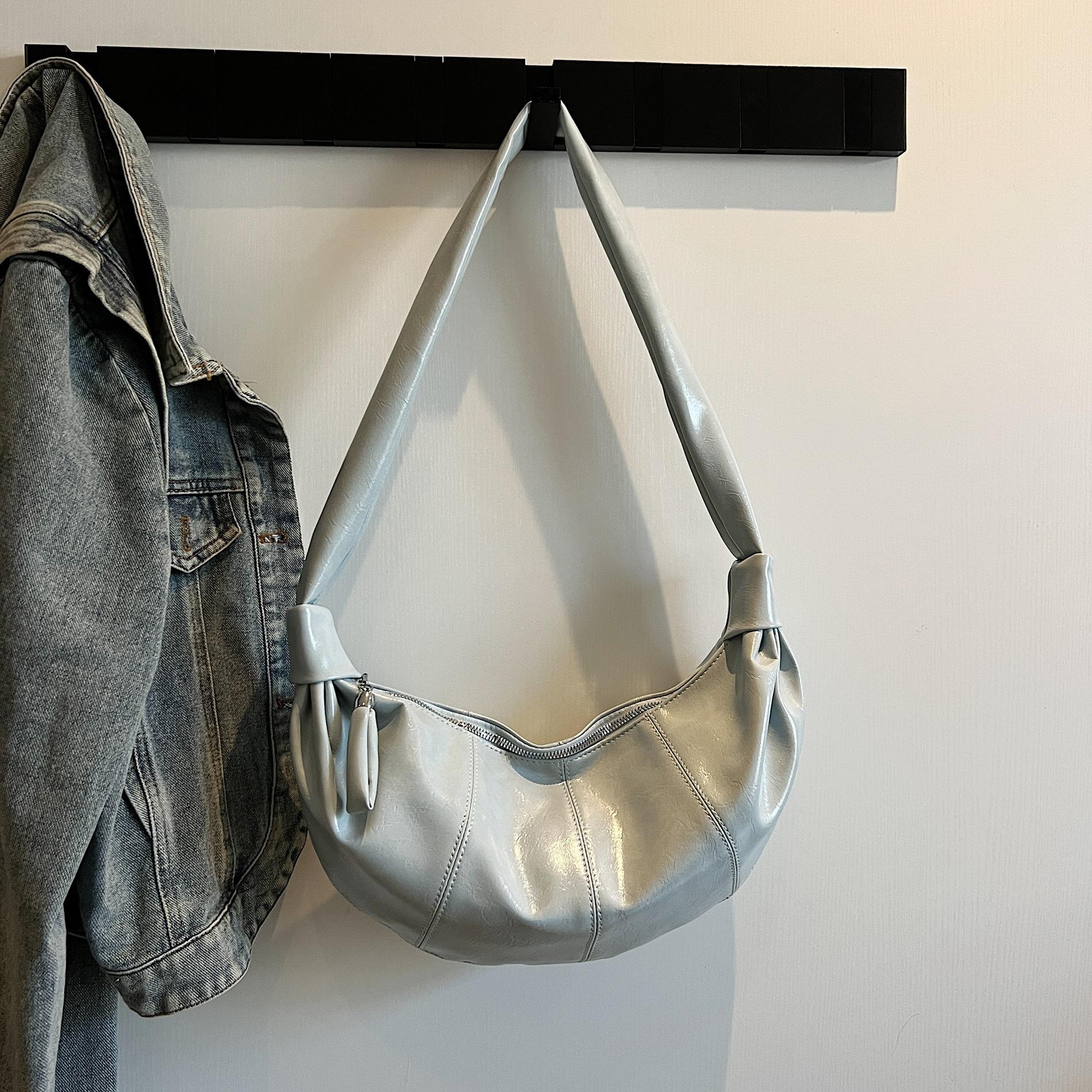 

Ретро плиссированная сумка-пельмень 2025 новая большая вместимость завязанный плечевой ремень сумка через плечо из ПУ для женщин светло-синий