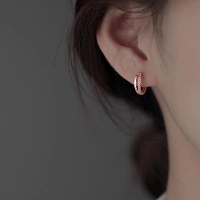 2024 Trend Women's Light Luxury Wave Ear Cuffs - High-End Fashion Hoops with Niche Design
