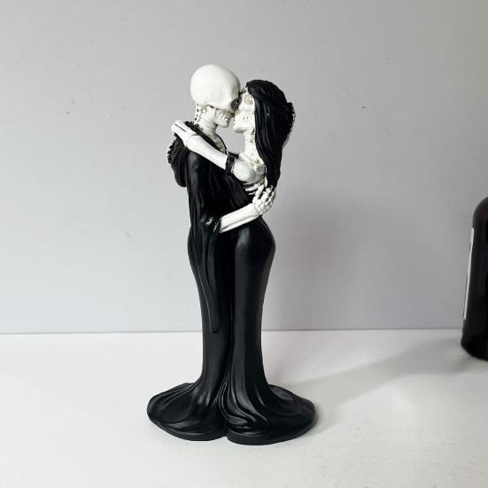 Skeleton Couple Kissing Figurine Romantic Skeleton Lovers Statue Resin Collectible Tabletop Ornament for Gothic Home Office Desk Decor