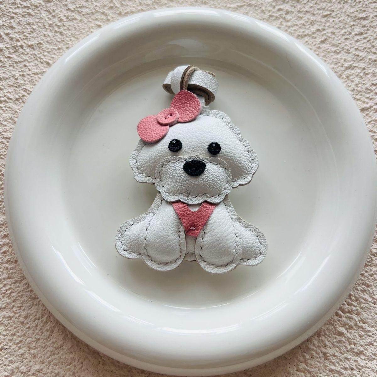 

Милый кожаный брелок-подвеска для сумки, ручной работы, белый бантик, собака бишон фризе, аксессуар для автомобиля