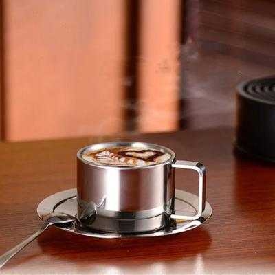 1 Sada nerezových hrnků na kávu Sada dvojstěnných žáruvzdorných hrnků s podšálkem a lžičkou Stolní nádobí na pití Kuchyňské doplňky pro kavárny