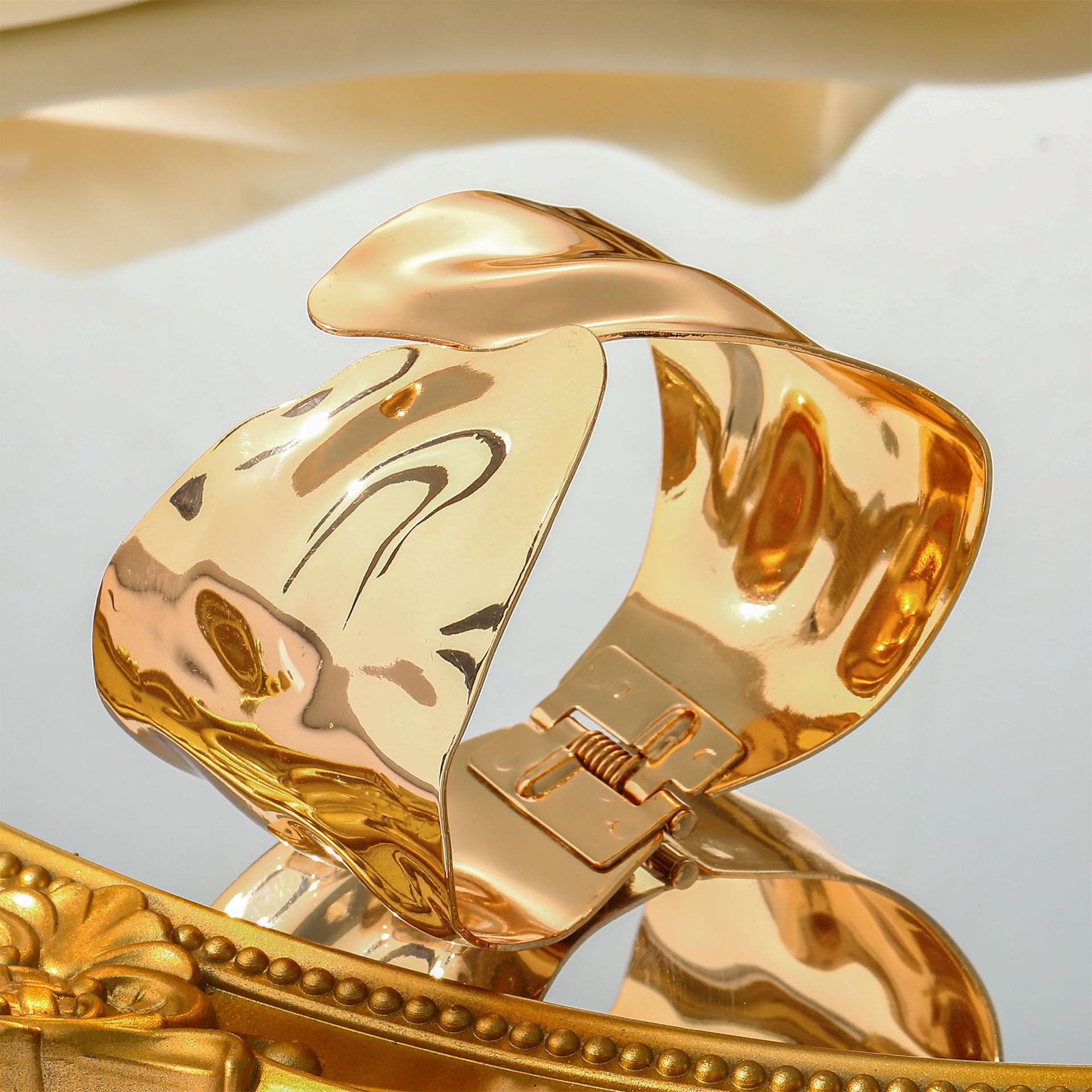 Lady smooth surface irregular bracelet, simple yet exaggerated bracelet