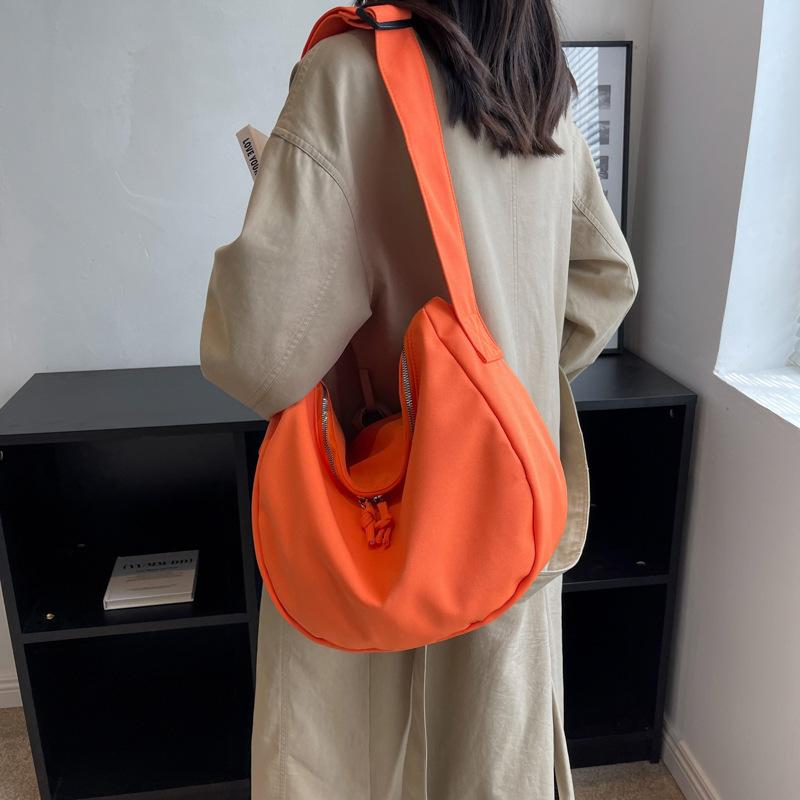 Leisure bag 2025 is popular this year. Small foreign style, fresh and large-capacity bags are popular. Women's shoulder underarm bags are simple and 