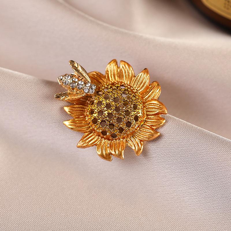 Elegant Pearl Brooch for Women's Suits - High-End Jewelry Pin