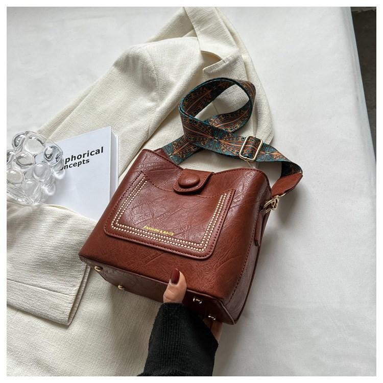 

Niche design fashionable retro versatile commuter shoulder messenger bag women s new high-end texture bucket bag коричневий