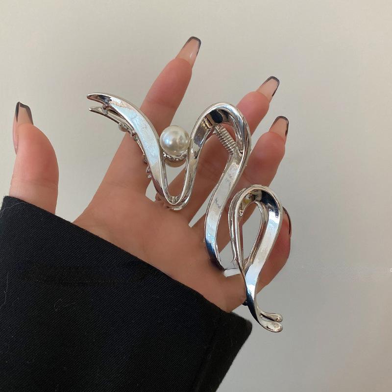 

Новый высококачественный металлический захват для женщин, коготь для волос, корейский серебристый металл, жемчужные волны, геометрические аксессуары для волос для женщин, крабовый зажим, зажим для волос, зажим для волос, головные уборы 1PCS серебряный