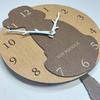 Stilvolle Holz-Pendeluhr mit einem Spielzeug-Pudel und einer braunen analogen Wanduhr, perfekt für und andere Heim-Hund. Leise, Schlafzimmer, Häuser, Dekor.
