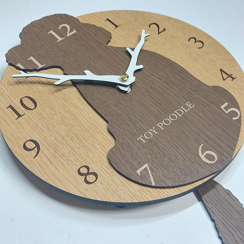 Stilvolle Holz-Pendeluhr mit einem Spielzeug-Pudel und einer braunen analogen Wanduhr, perfekt für und andere Heim-Hund. Leise, Schlafzimmer, Häuser, Dekor.