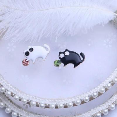 1Pcs Creative Fashion Gifts Cute Little Fat Playing Cat Brooches Gifts Ladies Alloy Enamel Cats Party Brooch Jewelry Accessories