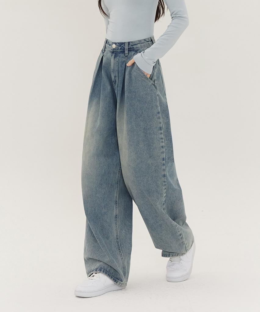 Jinmania Inverted Pintuck Balloon Fit Wide Denim Pants Unisex (Light Wash)