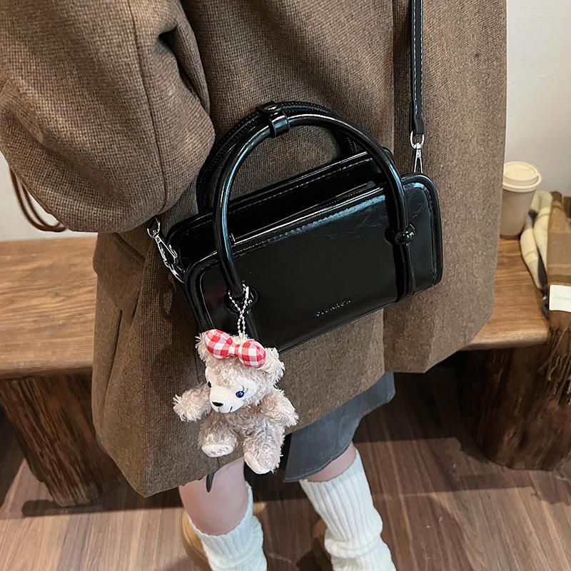 

Сумка-тоут Boston с высоким чувством контрастного цвета женская 2025 новая модная универсальная сумка-подушка на одно плечо через плечо 20*6*22 чёрный