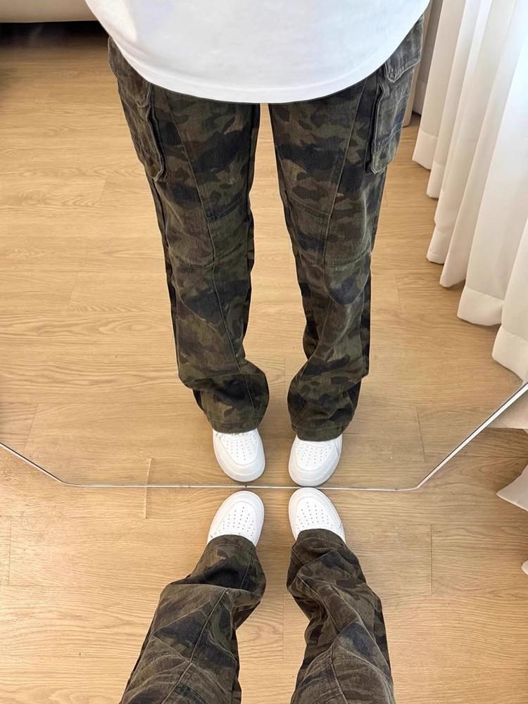 Men's Winter Slim Fit Camouflage Cargo Bootcut Jeans with Straight Leg and Velvet Lining.