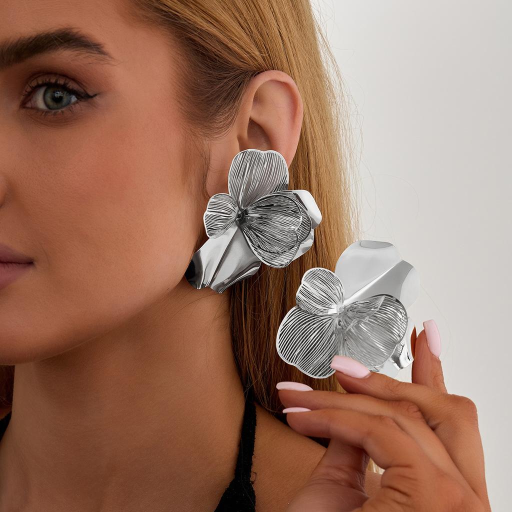 Design Hollow Ginkgo Leaf Metal Earrings, Fashion Shell Pattern Ear Studs For Women