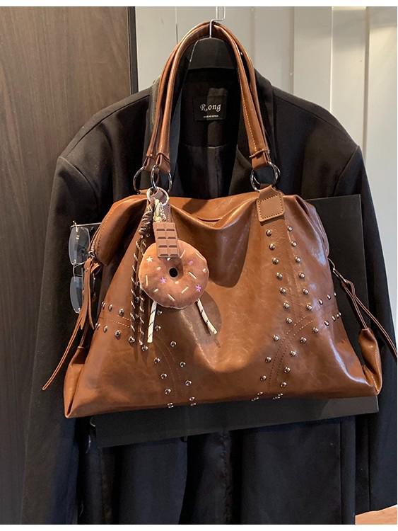 2025 Dámská kabelka ve korejském stylu s cvočky - Trendy kabelka přes rameno a do podpaží