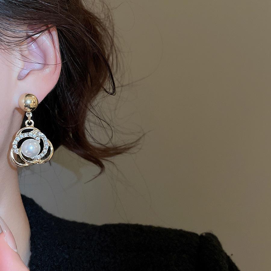 Elegant Vintage Style Choker: Diamond-Encrusted Imitation Pearl & Flower Design