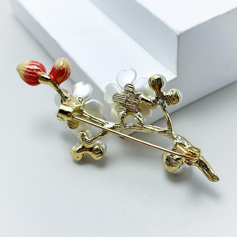 High-End Temperament White Plum Blossom Brooch Ladies Light Elegant Luxury Pins Plant Antique Floral Accessories Jewelry Gifts