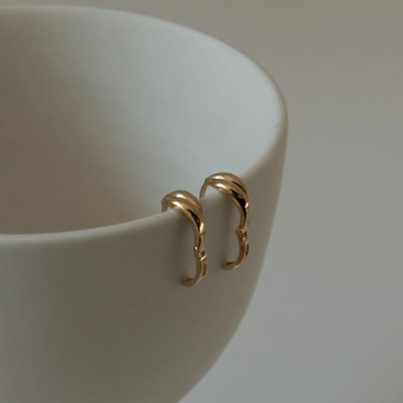 Youngglow 14k Ripple One Touch Earring