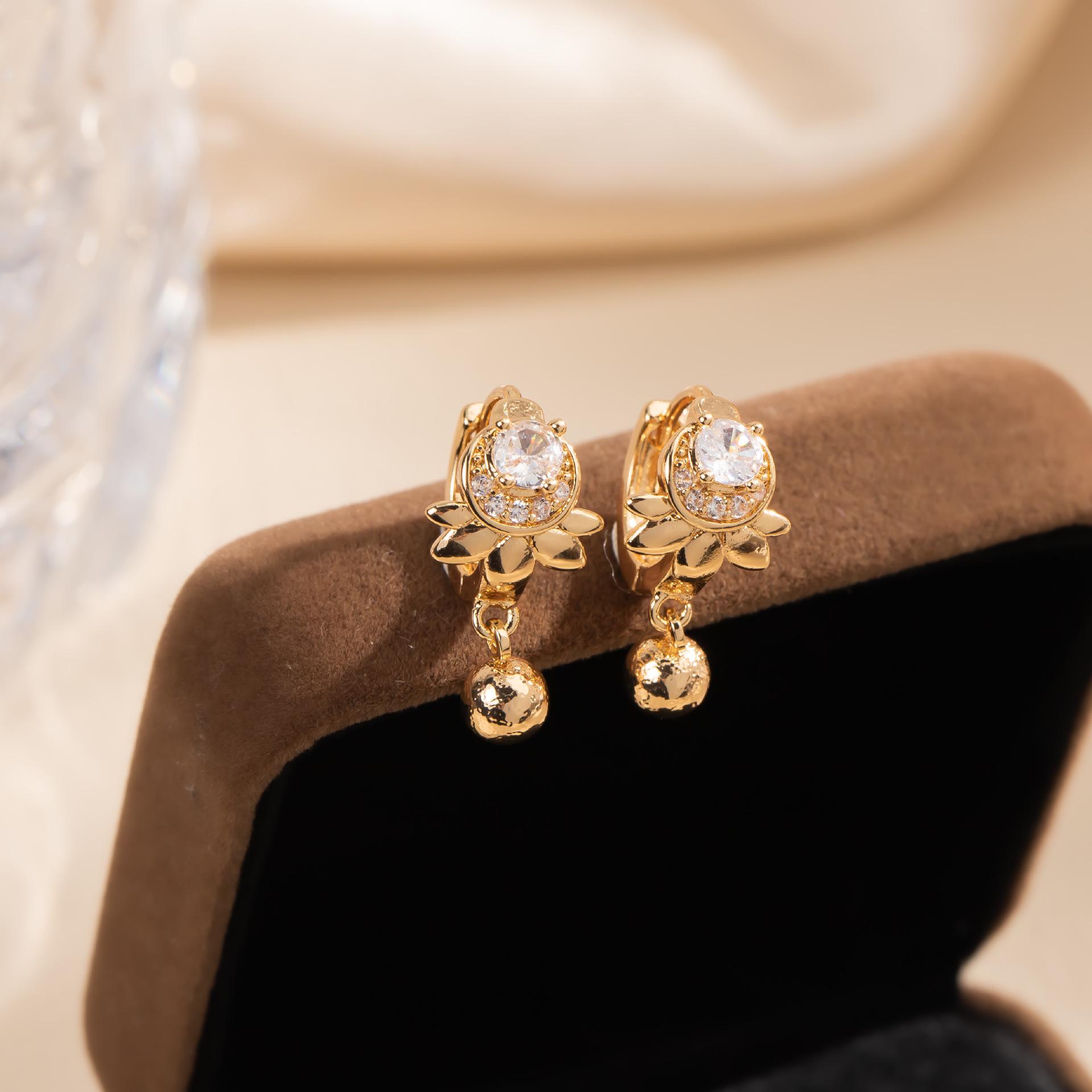 Niche Design Sunflower Korean-Japanese Trendy Ear Cuff: Stylish, Elegant, and Versatile Earring.