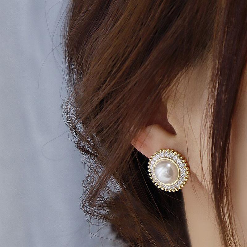 Huitan Temperament Sweet Round Imitation Pearl Stud Earrings for Women Engagement Wedding Luxury Elegant Female Earrings Zircon