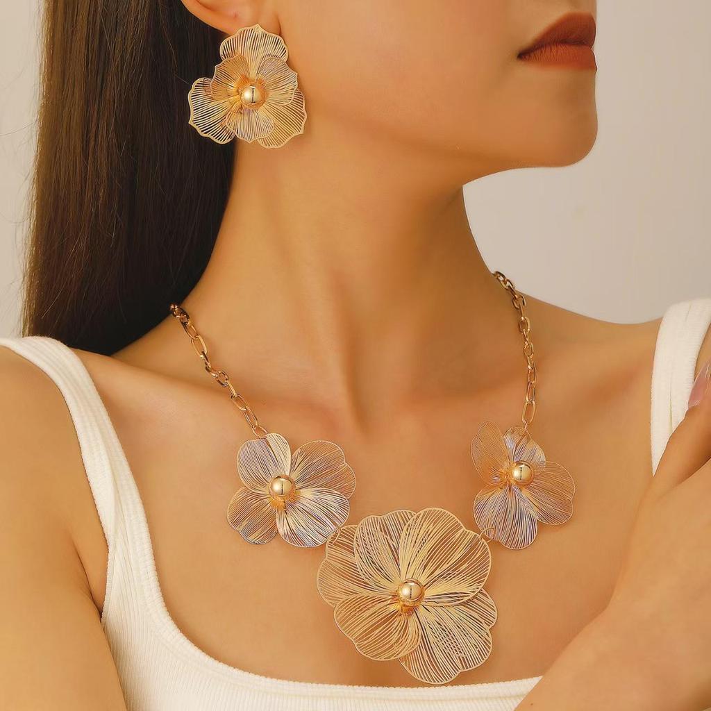 Exquisite Gold Flower Necklace & Dazzling Floral Stud Earrings - High-End Luxury Collection