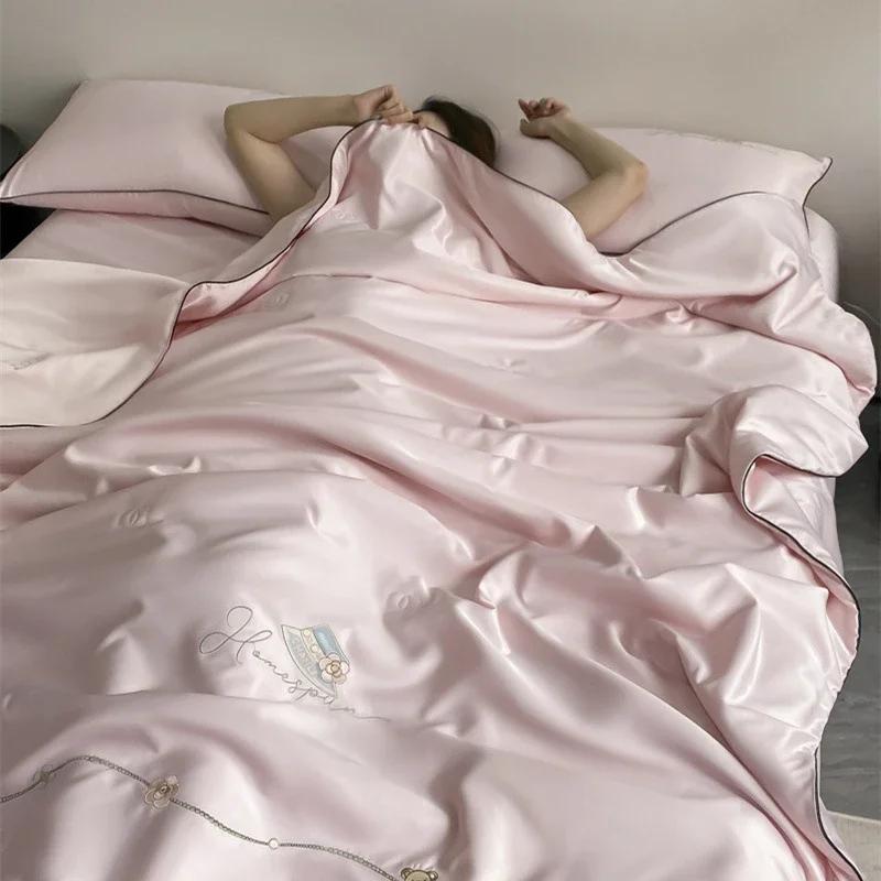 

2024 Новое летнее одеяло из искусственного шелка с вышивкой в виде медведя и цветов, охлаждающее тонкое одеяло, моющееся, противомикробное, прохладное, легкое одеяло 150x200cm