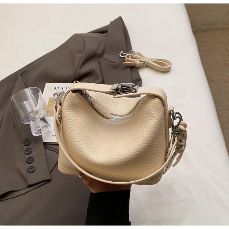 

Нишевый дизайн маленькая квадратная сумка 2025 весна новая в иностранном стиле трендовая текстурная женская модная простая на плечо сумка-мессенджер